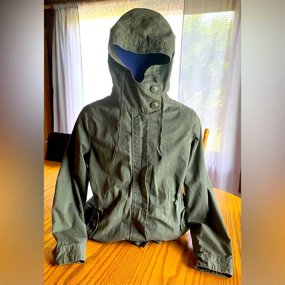 Faded Glory Military Green Windbreaker light jacket vitro up face guard chinches